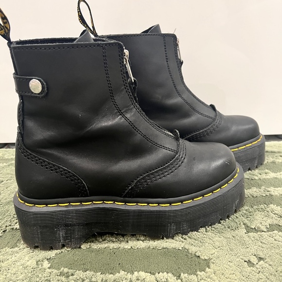Women’s platform doc martens size 6US - Picture 3 of 5